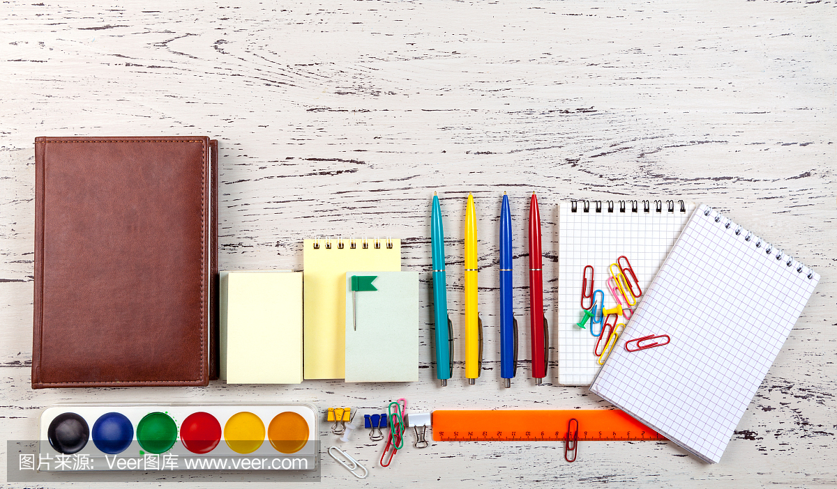 桌子與辦公用品。