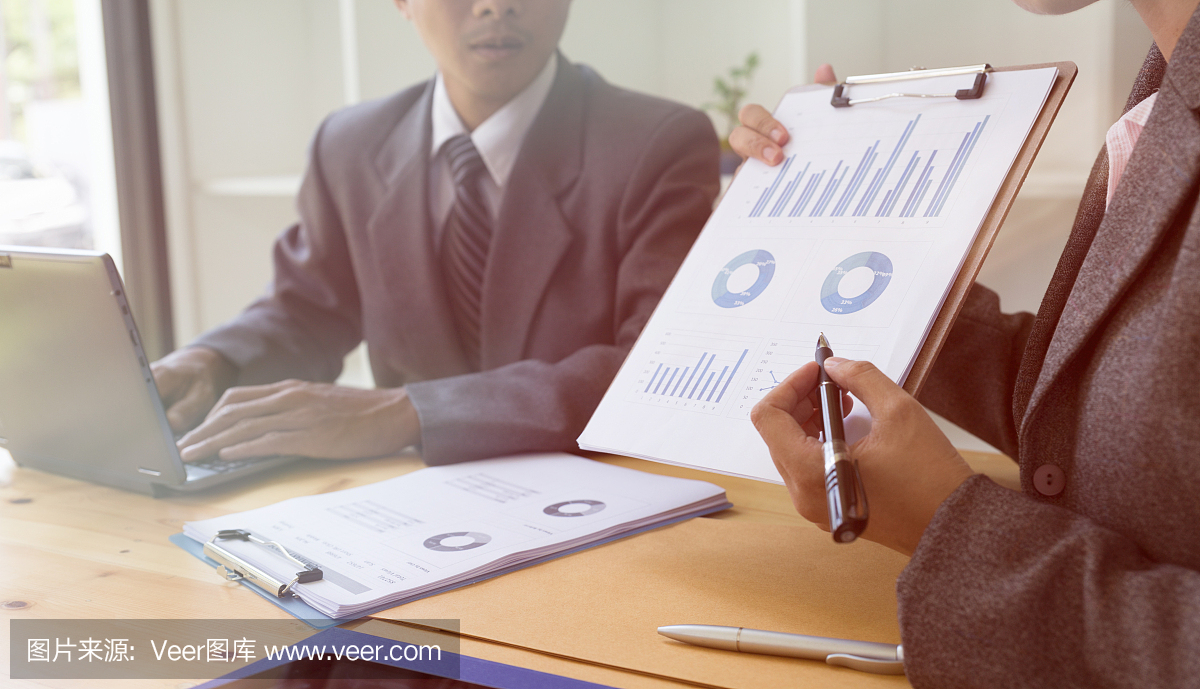 商務人員出席專業投資者的創業項目。財務經理會議和討論分析數據的圖表和圖表顯示的結果。企業財務和營銷理念