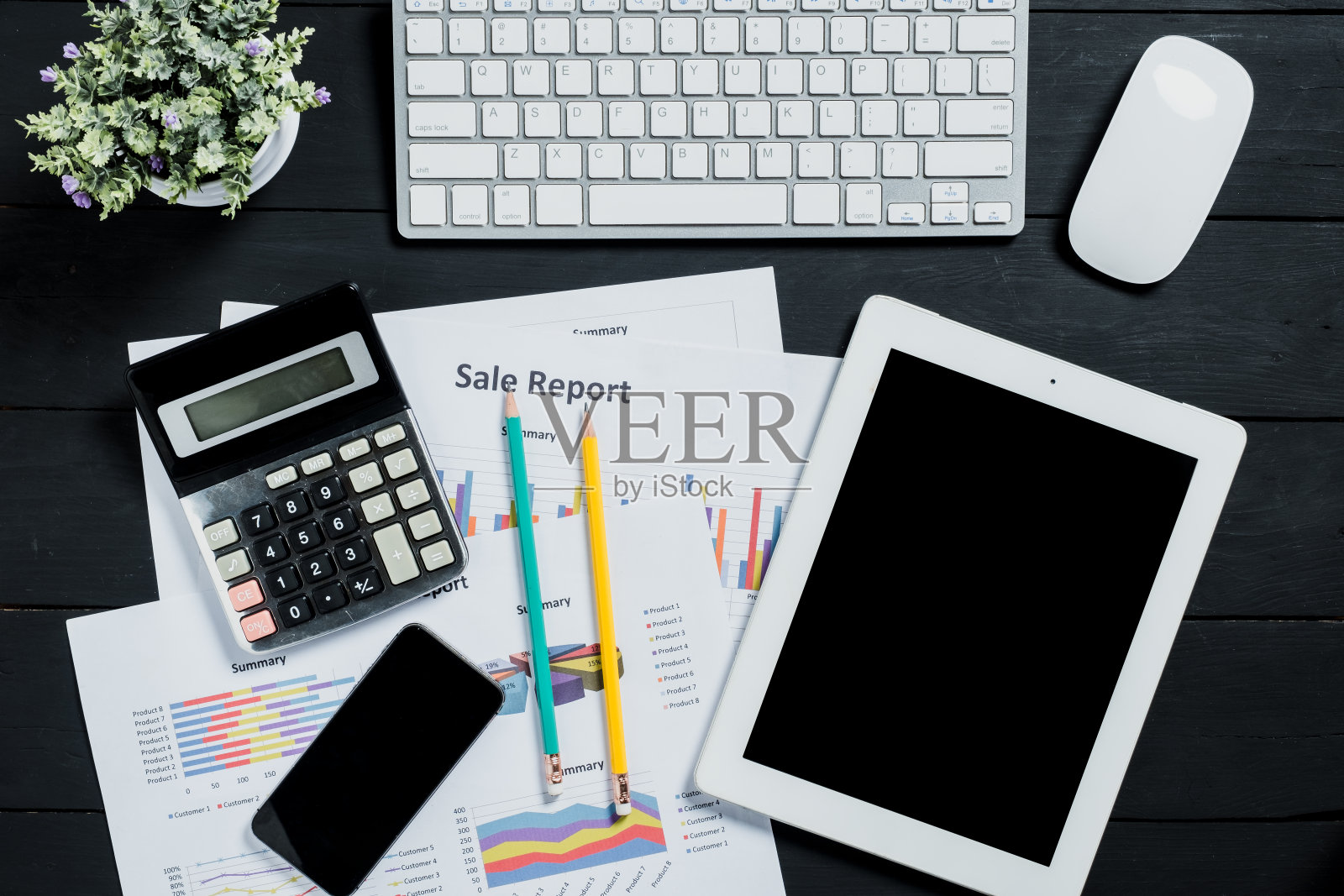 辦公用品,鍵盤,鼠標,智能手機,鉛筆,計算器,平板電腦和商務文檔。俯視圖,平放